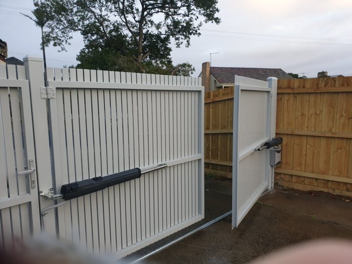 Motorised swing gate by HD Fencing