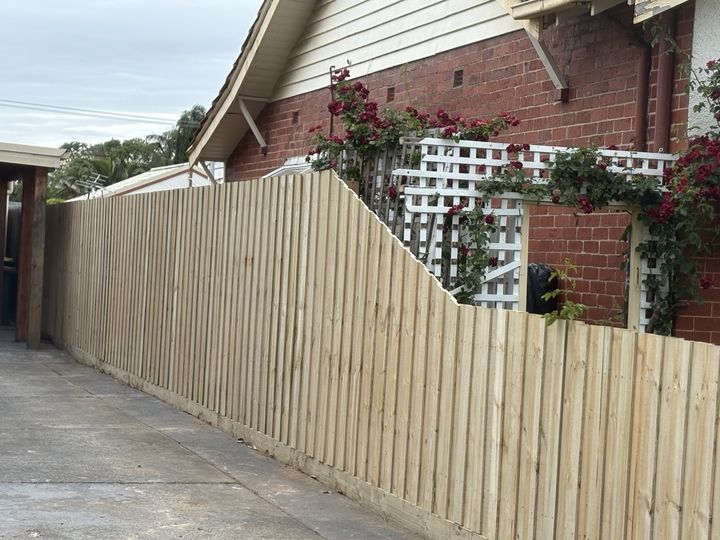 Stepped timber fence by HD Fencing