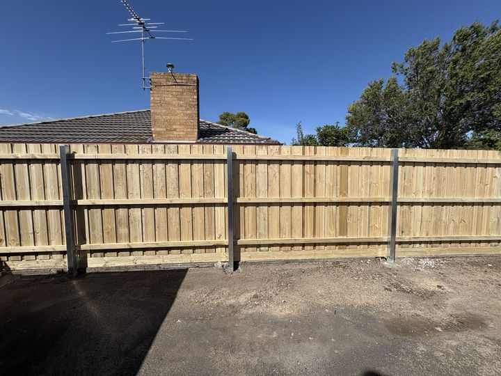 Timber fence with steel posts by HD Fencing
